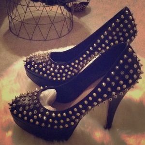 High heeled spiked platform pumps